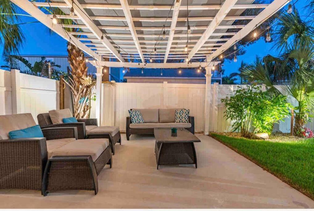 Lovely 2 Bedrooms, Steps Away From The Beach. Bradenton Beach Exterior photo